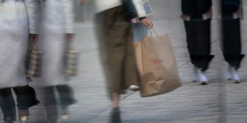 Wall Street Retreats as Consumer Sentiment Weakens and Inflation Expectations Rise